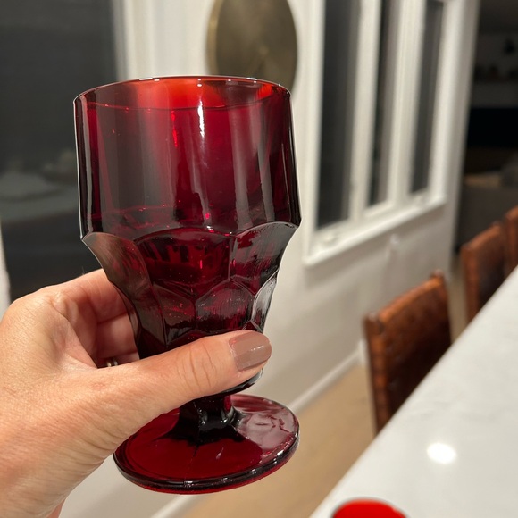 Set of 4 red Georigan vintage glassware. - Picture 2 of 6